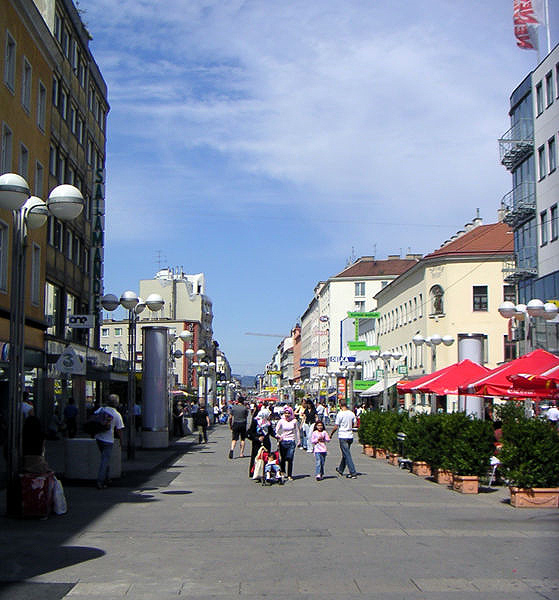 Datei:10 Favoritenstraße FuZo.jpg