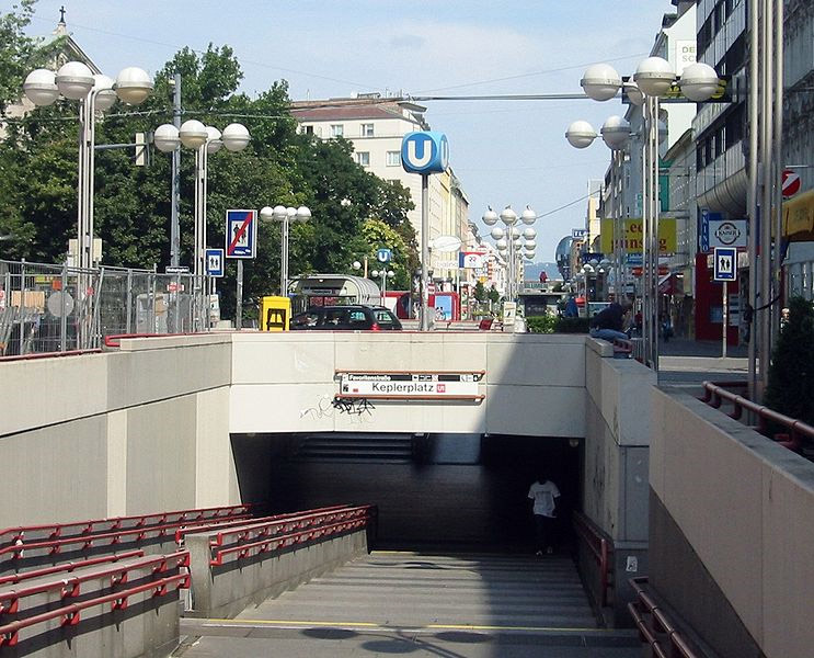 Datei:10 U-Bahn Keplerplatz.jpg
