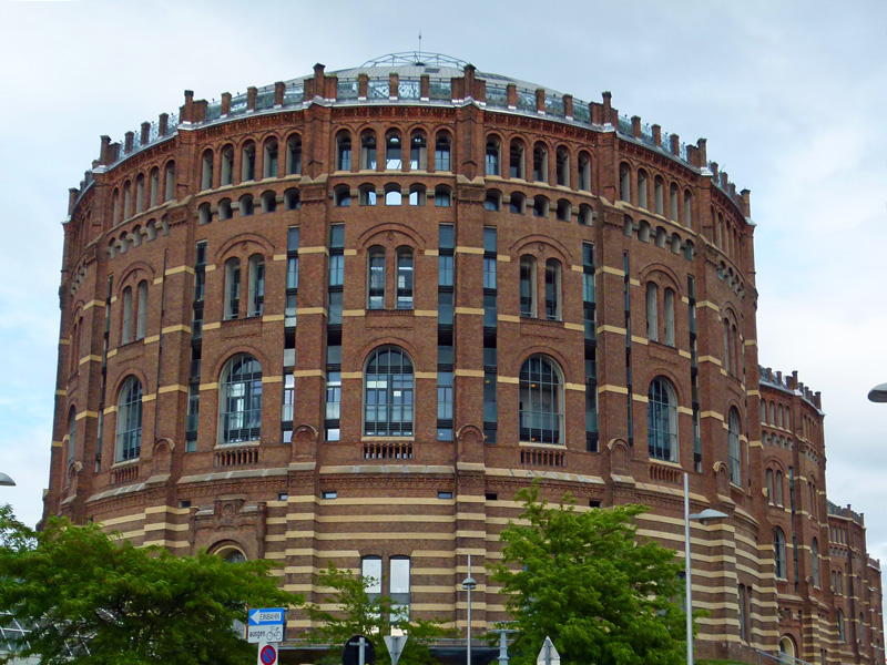 Datei:11 Gasometer umgestaltet.jpg