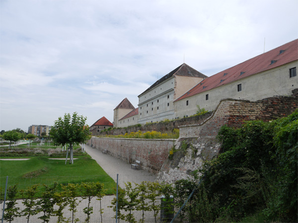 Datei:11 Schloss Neugebäude Garten.jpg