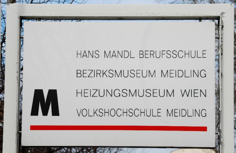 Datei:12 Schild Berufsschule VHS Bezirksmuseum.jpg