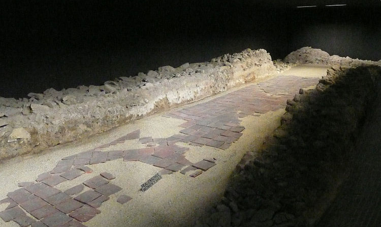 Datei:1 zerstörte Synagoge Judenplatz.jpg