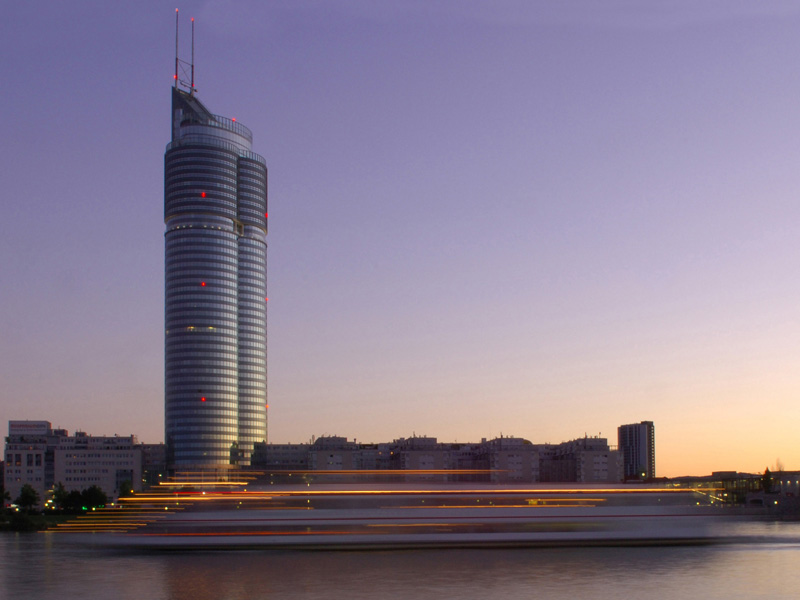 Datei:20 Millenium Tower Dämmerung.jpg