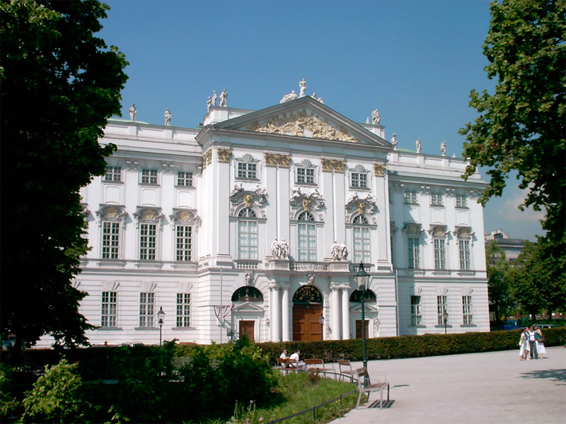 Datei:7 Palais Trautson.jpg