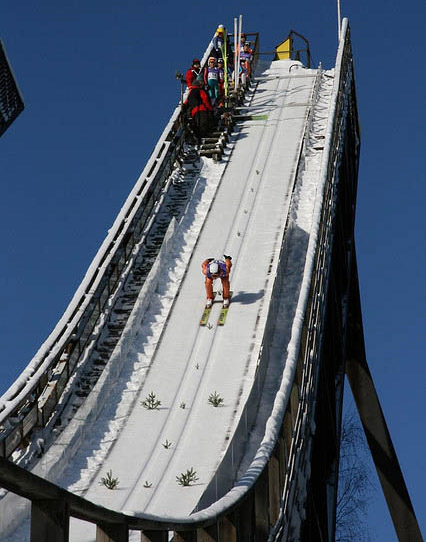 Datei:Anlauf beim Skispringen.jpg