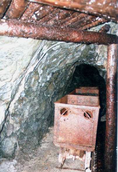 Datei:Arzberg - Stollen mit Lore.jpg