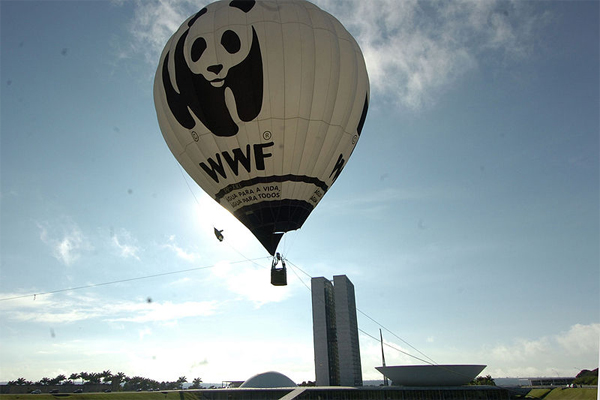 Datei:Ballon mit WWF Logo über Brasilien.jpg