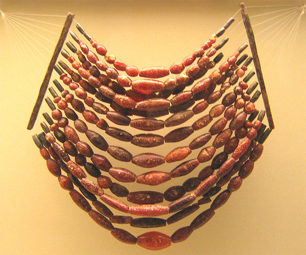 Datei:Bernsteinkette Hallstattkultur.jpg