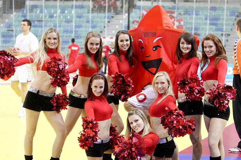 Datei:Cheerleader Maskottchen HandballEM 2010.jpg
