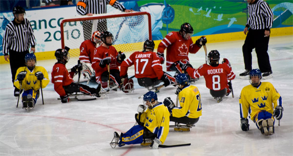 Datei:Eisschlitten-Hockey.jpg