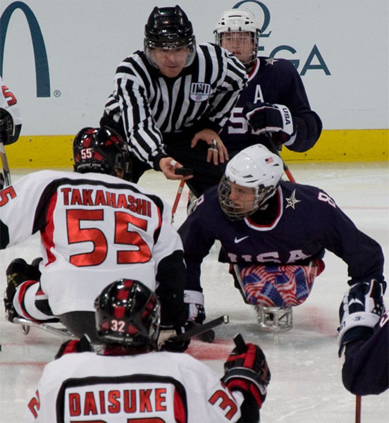 Datei:Eisschlitten-Hockey USA Japan.jpg