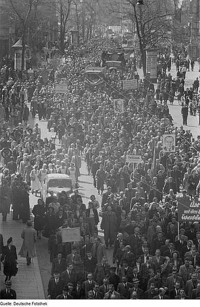 Datei:Erster Mai Umzug.jpg