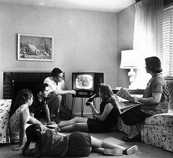 Datei:Familie vor dem Fernseher.jpg