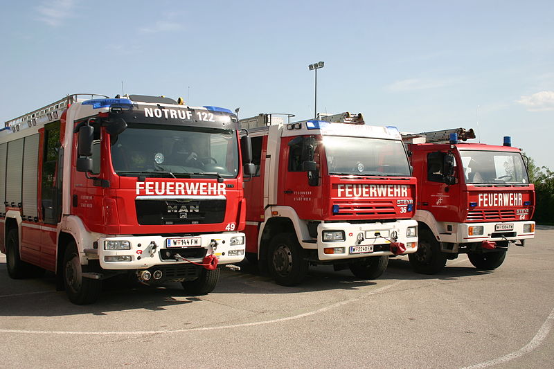 Datei:Feuerwehr Einsatzwagen1.jpg