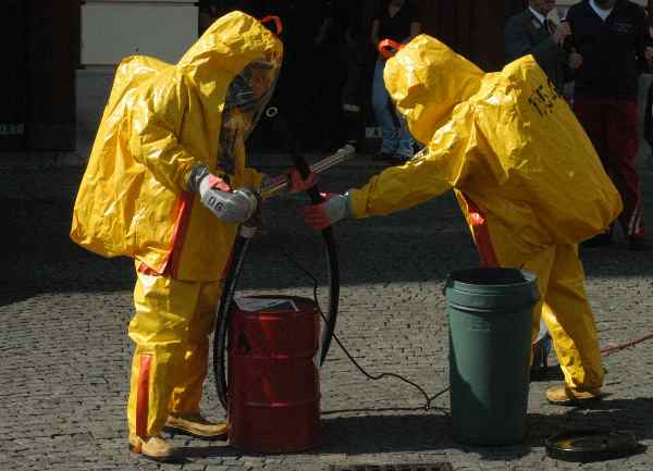 Datei:Feuerwehr Schadstoffeinsatz.jpg