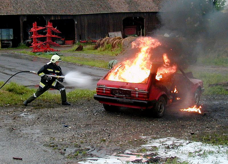 Datei:Feuerwehr Schaum.jpg