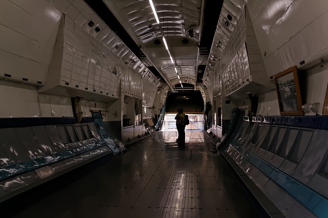 Datei:Frachtflugzeug innen.jpg