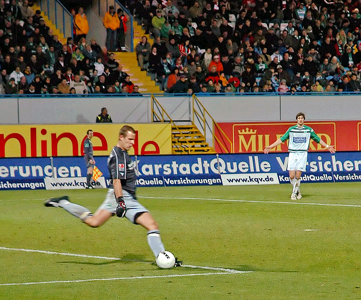 Datei:Fußball Abstoß.jpg