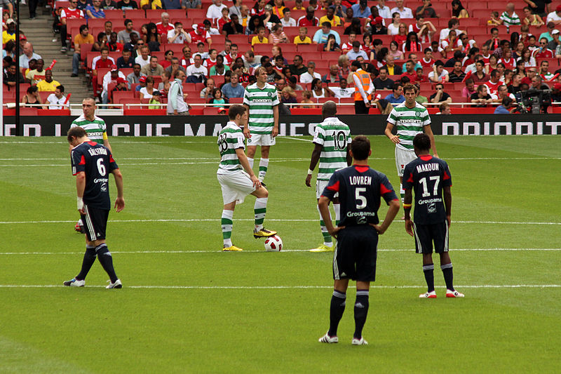 Datei:Fußball Anstoß.jpg