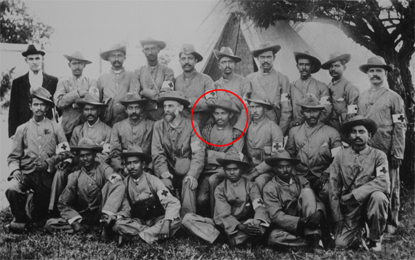 Datei:Gandhi als Sanitäter.jpg