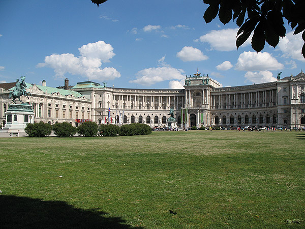 Datei:Heldenplatz Neue Hofburg.jpg