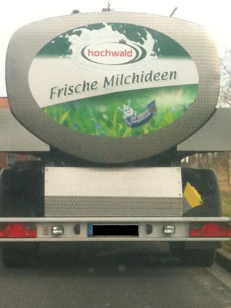 Datei:Milchtanklastwagen von hinten.jpg