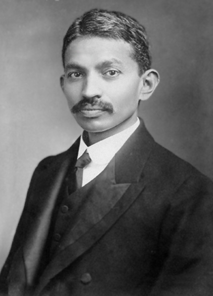 Datei:Mohandas Gandhi 1906.jpg