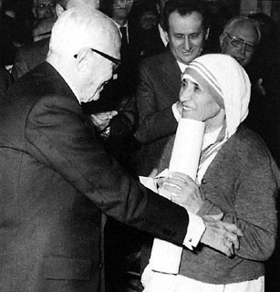 Datei:Mutter Teresa und Sandro Pertini.jpg