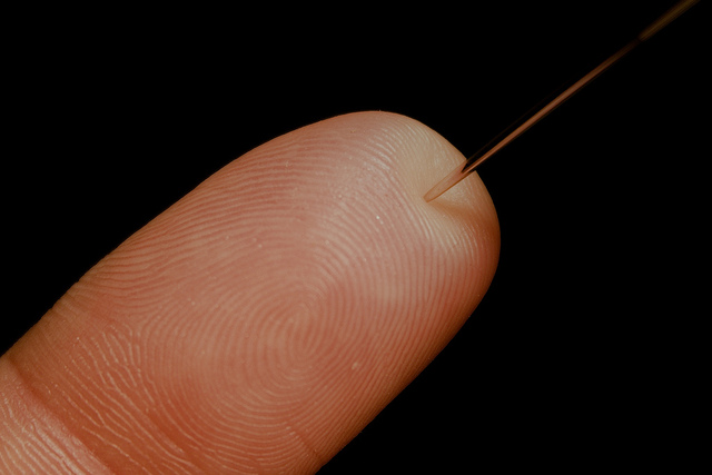 Datei:Nadel im Finger.jpg