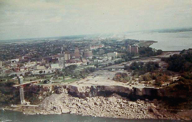 Datei:Niagarafälle trocken 1969.jpg