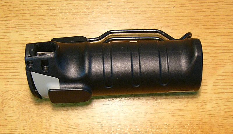 Datei:Polizei Reizstoffpsrühgerät.jpg