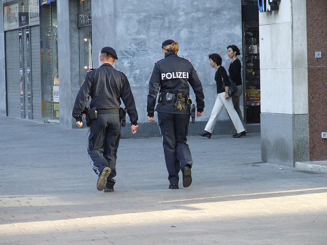Datei:Polizisten auf Streife.jpg
