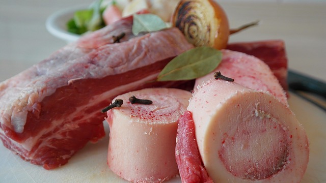 Datei:Rindfleisch mit Knochen.jpg