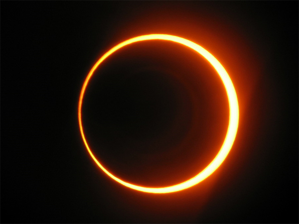 Datei:Ringförmige Sonnenfinsternis 2005.jpg