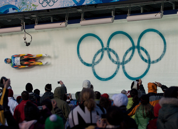 Datei:Rodlerin auf Kunsteisbahn.jpg