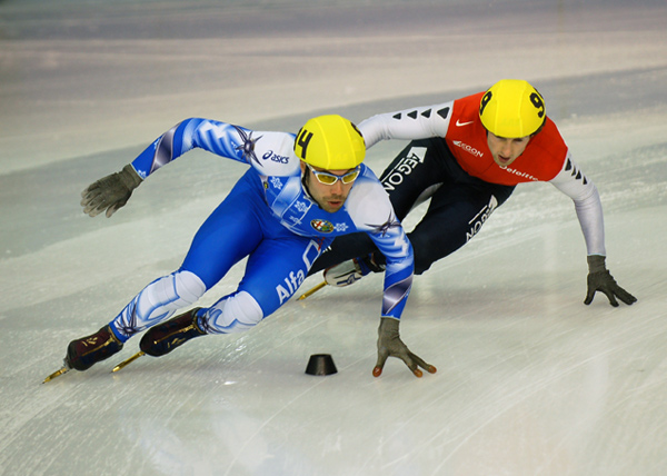 Datei:Schräge Kurvenlage im Shorttrack.jpg