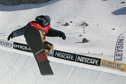 Datei:Snowboarder in Halfpipe.jpg