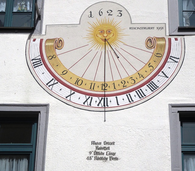 Datei:Sonnenuhr Hauswand.jpg