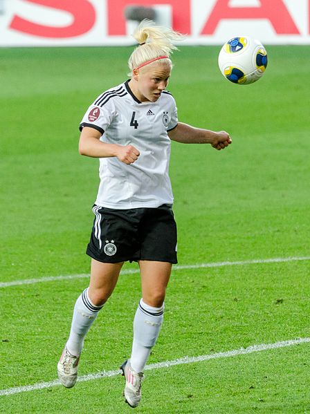 Datei:Sprung für Kopfball.jpg