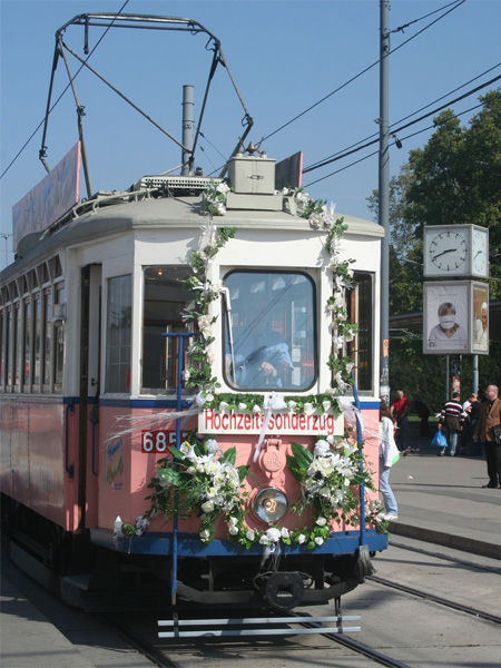 Datei:Straßenbahn Hochzeitstram.jpg