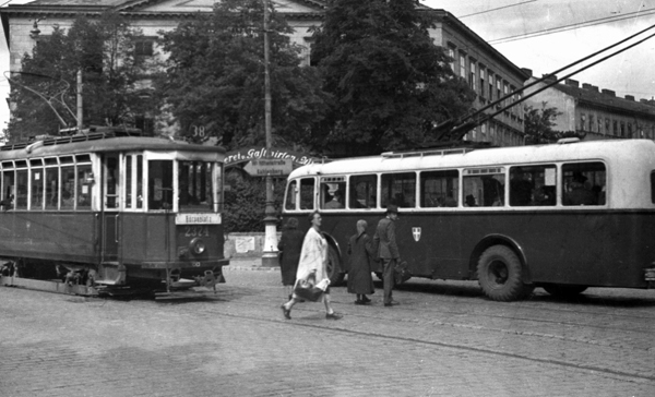 Datei:Straßenbahn O-Bus 1950.jpg