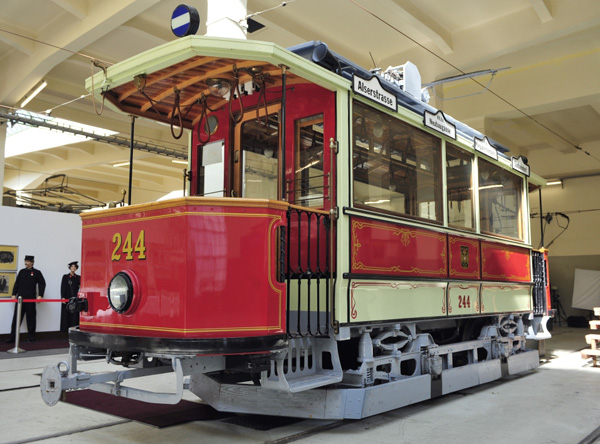 Datei:Straßenbahn offener Führerstand.jpg