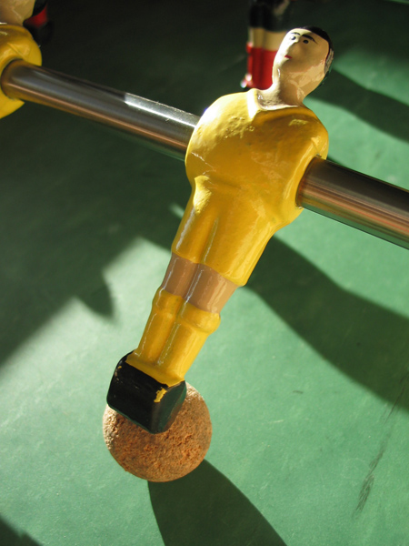 Datei:Tischfußball Fußkontrolle.jpg