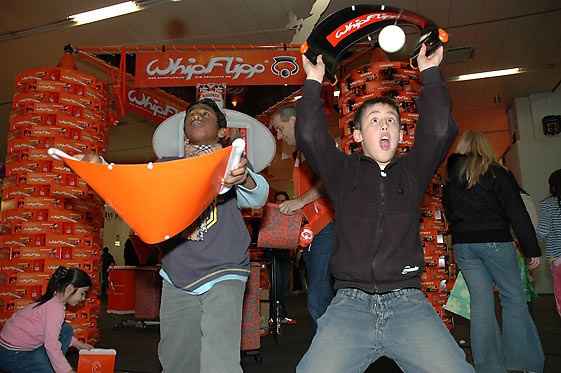 Datei:Whipflipp spielende Kinder.jpg