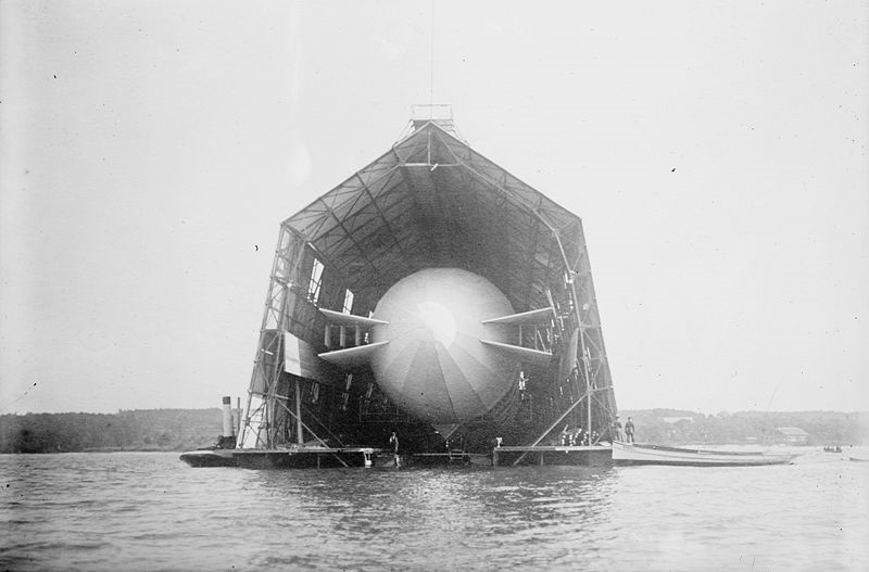 Datei:Zeppelin Schwimmende Montagehalle.jpg