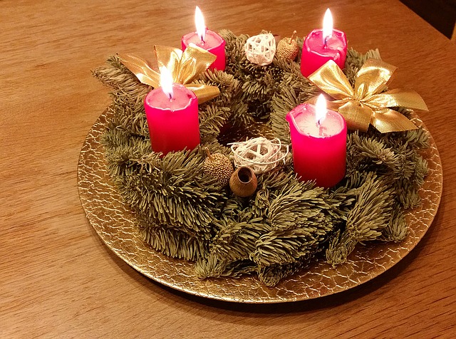 Datei:Zimmerbrand Adventkranz.jpg