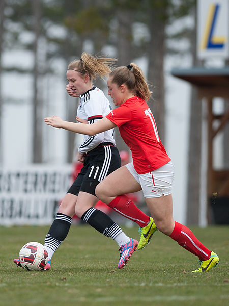 Datei:Zweikampf im Fußball.jpg