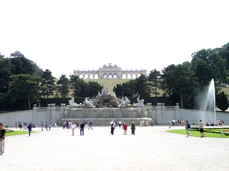 Datei:13 Gloriette Brunnen.jpg