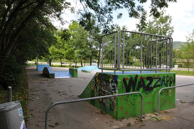 Datei:13 Skaterplatz Auhofstraße.jpg