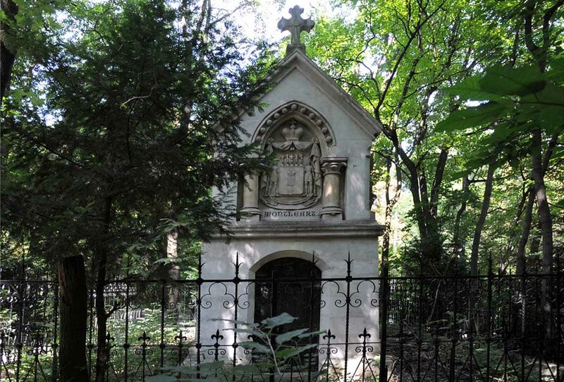 Datei:16 Mausoleum Montleart.jpg